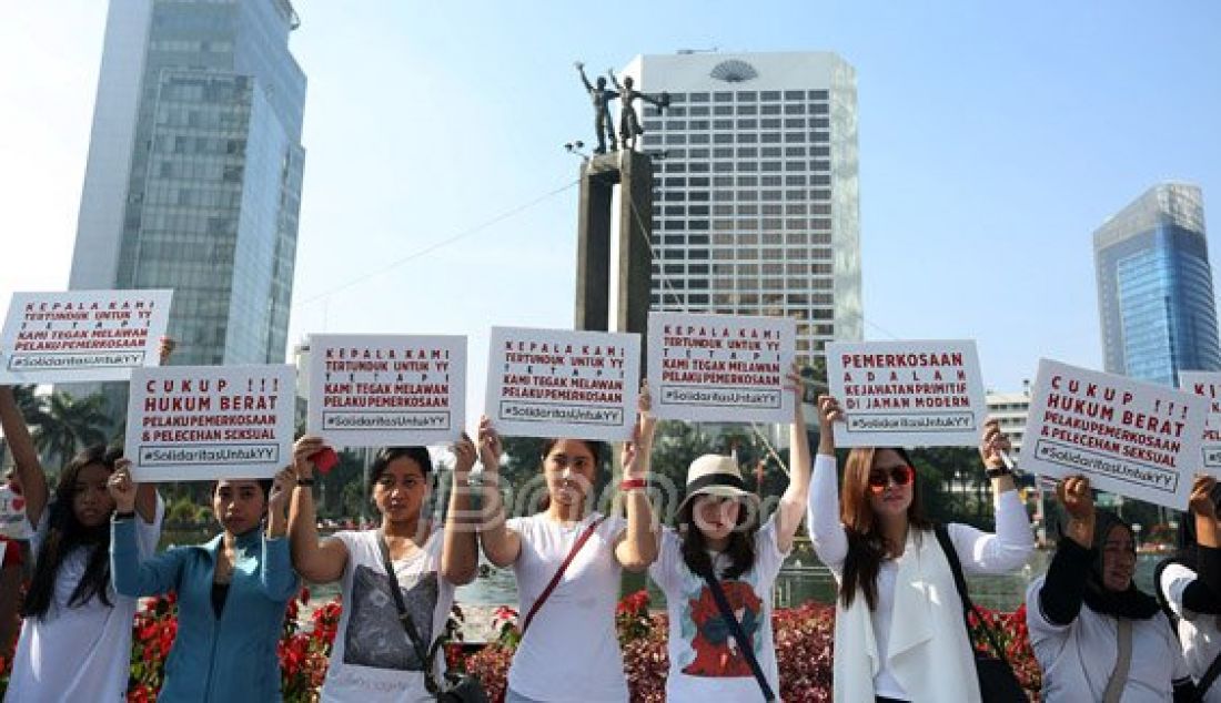 Solidaritas Untuk Yuyun saat menggelar aksi simpatik di Bundaran HI, Jakarta, Minggu (8/5). Mereka meminta pemerintah untuk menindak tegas pelaku pemerkosaan Yuyun. Foto : Ricardo/JPNN.com - JPNN.com