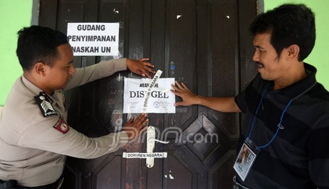 Petugas Kepolisian bersama Panita Ujian Nasional (UN) saat meninjau gudang penyimpanan naskah UN di SMP N 4 Jakarta, Minggu (8/5). Pelaksanaan ujian nasional tingkat SMP dan sederajat yang dilaksanakan pada 9-12 Mei 2016. Foto : Ricardo/JPNN.com - JPNN.com