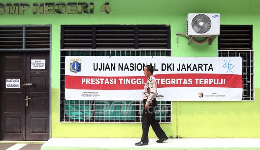 Petugas Kepolisian bersama Panita Ujian Nasional (UN) saat meninjau gudang penyimpanan naskah UN di SMP N 4 Jakarta, Minggu (8/5). Pelaksanaan ujian nasional tingkat SMP dan sederajat yang dilaksanakan pada 9-12 Mei 2016. Foto : Ricardo/JPNN.com - JPNN.com