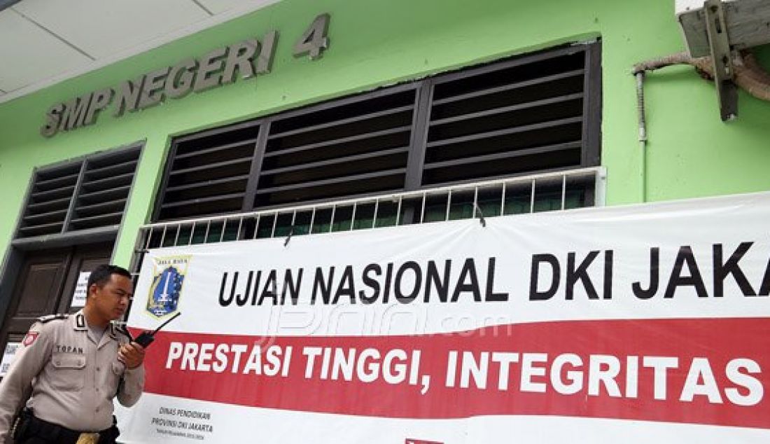 Petugas Kepolisian bersama Panita Ujian Nasional (UN) saat meninjau gudang penyimpanan naskah UN di SMP N 4 Jakarta, Minggu (8/5). Pelaksanaan ujian nasional tingkat SMP dan sederajat yang dilaksanakan pada 9-12 Mei 2016. Foto : Ricardo/JPNN.com - JPNN.com