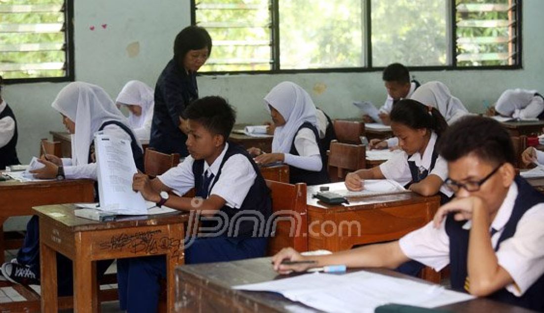 Siswa-siswi SMPN 4 Jakarta saat mengikuti Ujian Nasional, Jakarta, Senin (9/5). Pihak sekolah dan siswa optimis UN 2016 akan berjalan dengan lancar. Foto: Ricardo/JPNN.com - JPNN.com