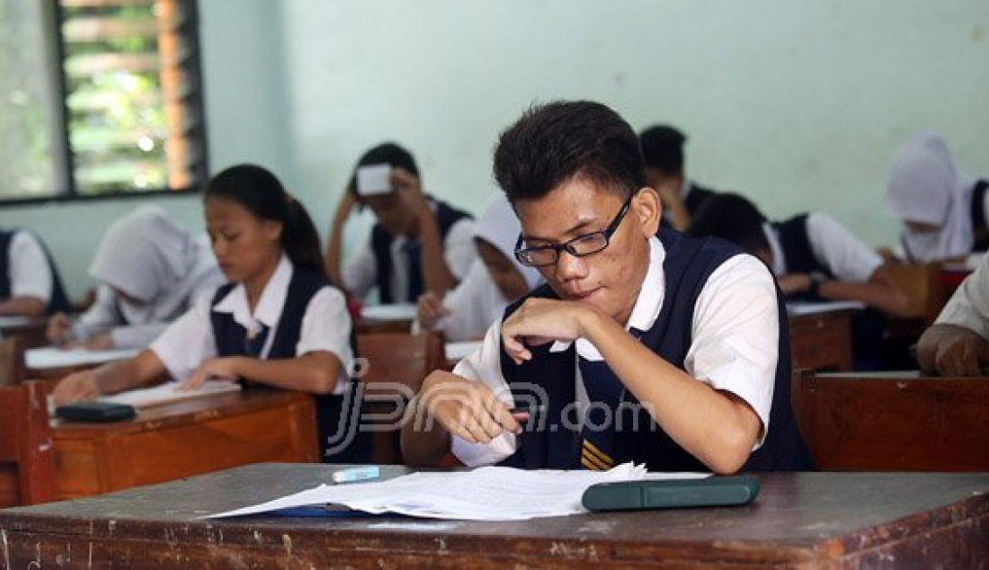 Siswa-siswi SMPN 4 Jakarta saat mengikuti Ujian Nasional, Jakarta, Senin (9/5). Pihak sekolah dan siswa optimis UN 2016 akan berjalan dengan lancar. Foto: Ricardo/JPNN.com - JPNN.com