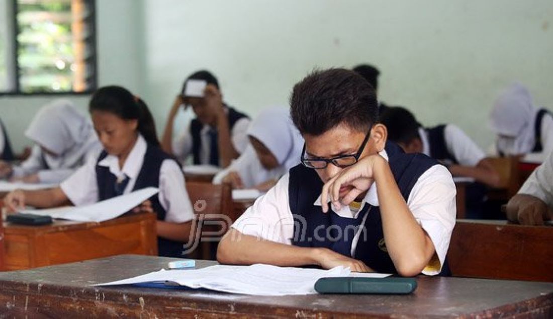 Siswa-siswi SMPN 4 Jakarta saat mengikuti Ujian Nasional, Jakarta, Senin (9/5). Pihak sekolah dan siswa optimis UN 2016 akan berjalan dengan lancar. Foto: Ricardo/JPNN.com - JPNN.com