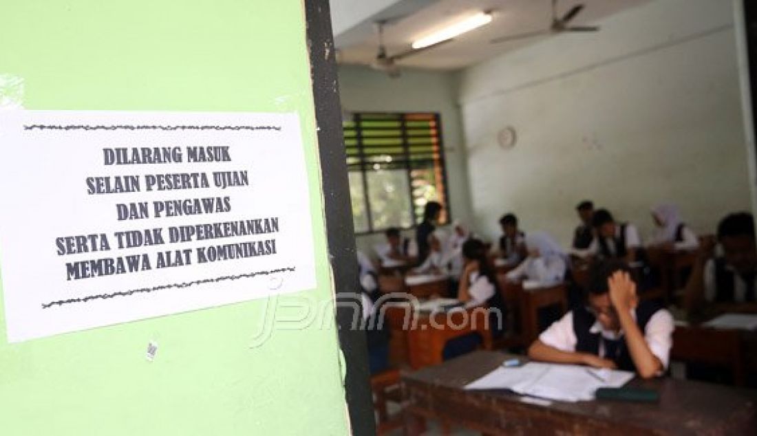 Siswa-siswi SMPN 4 Jakarta saat mengikuti Ujian Nasional, Jakarta, Senin (9/5). Pihak sekolah dan siswa optimis UN 2016 akan berjalan dengan lancar. Foto: Ricardo/JPNN.com - JPNN.com