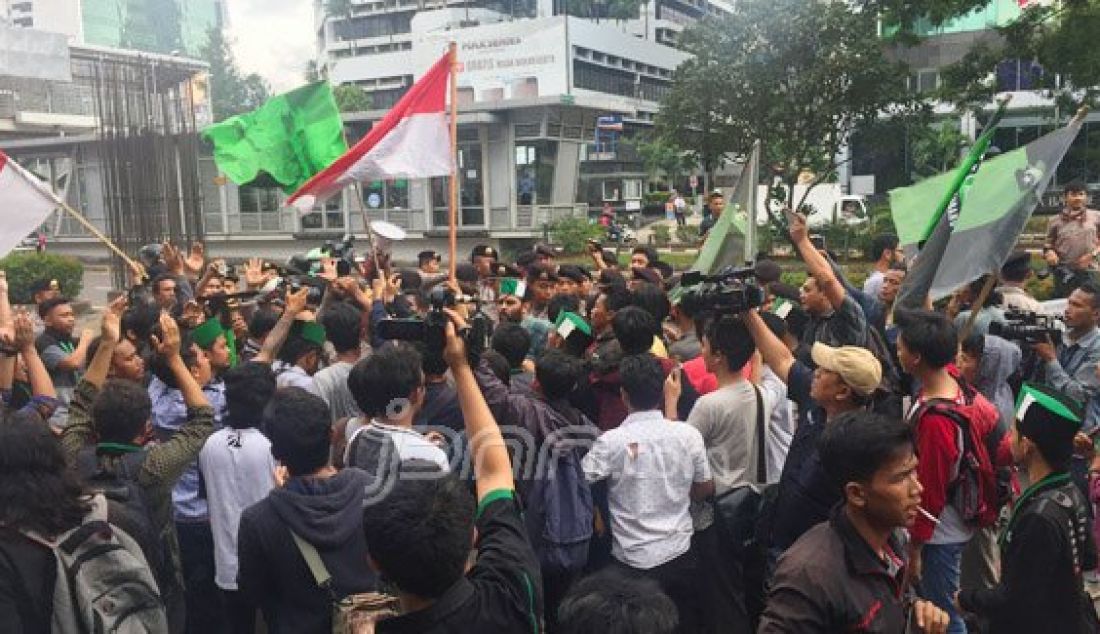 Sejumlah massa HMI saat menggelar aksi demo di depan gedung Komisi Pemberantasan Korupsi (KPK), Kuningan, Jakarta, Senin (9/5). Foto: Boy/JPNN.com - JPNN.com