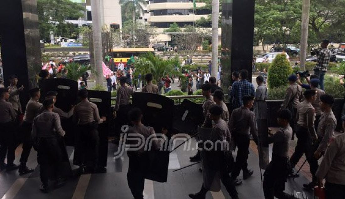 Anggota kepolisian berjaga di loby gedung Komisi Pemberantasan Korupsi (KPK), Kuningan, Jakarta, Senin (9/5). Foto: Boy/JPNN.com - JPNN.com