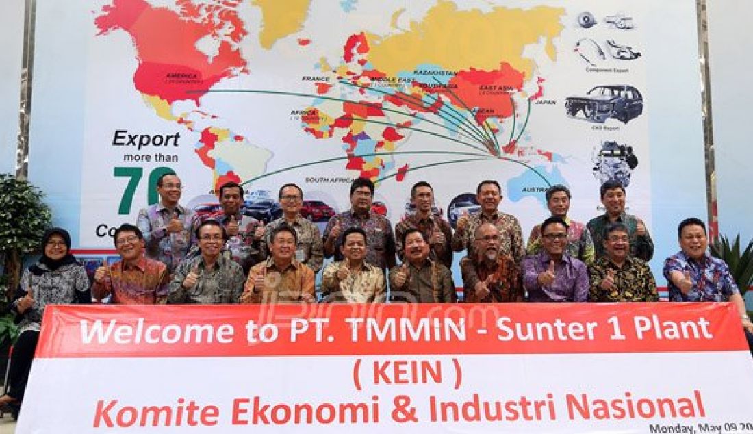 Ketua Komite Ekonomi Industri Nasional (KEIN), Soetrisno Bachir saat mengunjungi Toyota Motor Manufacturing Indonesia (TMMIN) di Pabrik Toyota Sunter 1, Jakarta, Senin (9/5). Kunjungan tersebut dalam rangka mendapatkan masukan dari para pelaku industri untuk memperkuat struktur industri nasional. Foto: Ricardo/JPNN.com - JPNN.com