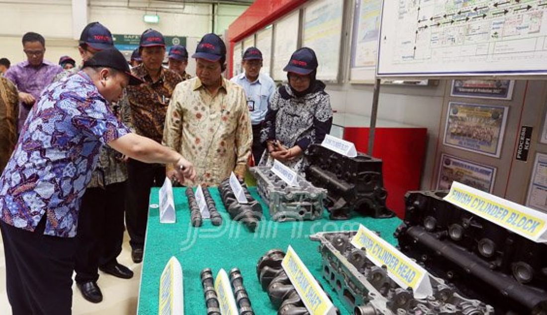 Ketua Komite Ekonomi Industri Nasional (KEIN), Soetrisno Bachir saat mengunjungi Toyota Motor Manufacturing Indonesia (TMMIN) di Pabrik Toyota Sunter 1, Jakarta, Senin (9/5). Kunjungan tersebut dalam rangka mendapatkan masukan dari para pelaku industri untuk memperkuat struktur industri nasional. Foto: Ricardo/JPNN.com - JPNN.com