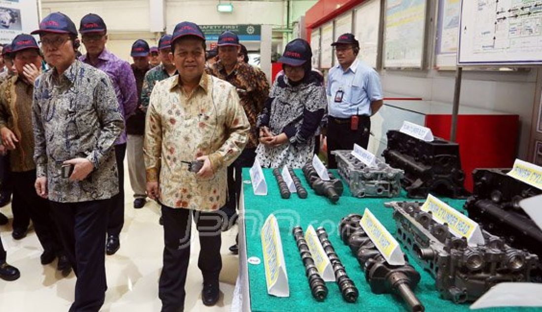 Ketua Komite Ekonomi Industri Nasional (KEIN), Soetrisno Bachir saat mengunjungi Toyota Motor Manufacturing Indonesia (TMMIN) di Pabrik Toyota Sunter 1, Jakarta, Senin (9/5). Kunjungan tersebut dalam rangka mendapatkan masukan dari para pelaku industri untuk memperkuat struktur industri nasional. Foto: Ricardo/JPNN.com - JPNN.com