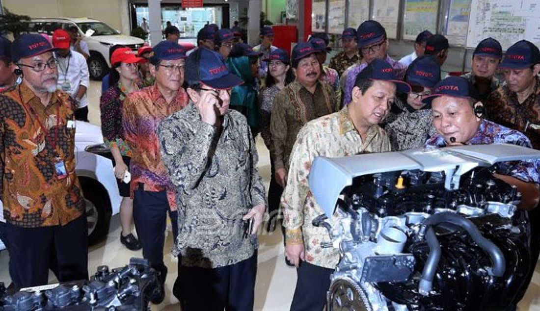 Ketua Komite Ekonomi Industri Nasional (KEIN), Soetrisno Bachir saat mengunjungi Toyota Motor Manufacturing Indonesia (TMMIN) di Pabrik Toyota Sunter 1, Jakarta, Senin (9/5). Kunjungan tersebut dalam rangka mendapatkan masukan dari para pelaku industri untuk memperkuat struktur industri nasional. Foto: Ricardo/JPNN.com - JPNN.com