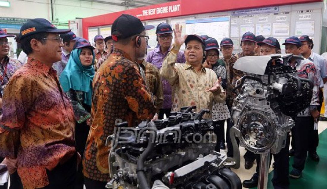 Ketua Komite Ekonomi Industri Nasional (KEIN), Soetrisno Bachir saat mengunjungi Toyota Motor Manufacturing Indonesia (TMMIN) di Pabrik Toyota Sunter 1, Jakarta, Senin (9/5). Kunjungan tersebut dalam rangka mendapatkan masukan dari para pelaku industri untuk memperkuat struktur industri nasional. Foto: Ricardo/JPNN.com - JPNN.com