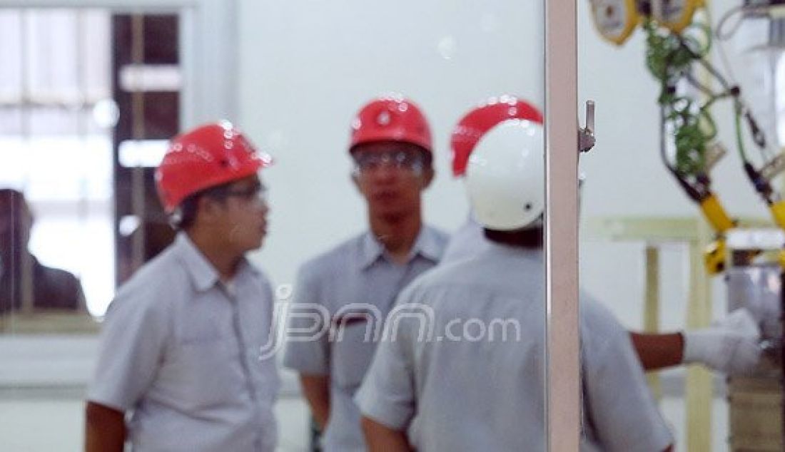Pekerja PT Toyota Motor Manufacturing Indonesia menggunakan peralatan keselamatan kerja berstandar saat bekerja, Jakarta, Senin (9/3). PT Toyota Motor Manufacturing Indonesia sangat disiplin dalam menerapkan K3 (Keselamatan dan Kesehatan Kerja). Foto: Ricardo/JPNN.com - JPNN.com