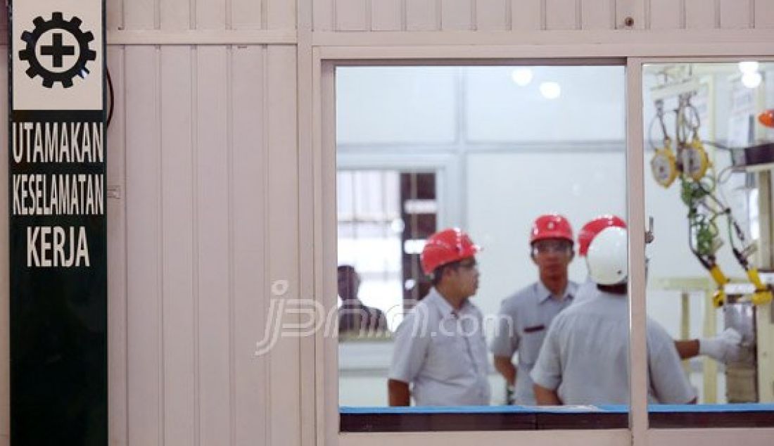Pekerja PT Toyota Motor Manufacturing Indonesia menggunakan peralatan keselamatan kerja berstandar saat bekerja, Jakarta, Senin (9/3). PT Toyota Motor Manufacturing Indonesia sangat disiplin dalam menerapkan K3 (Keselamatan dan Kesehatan Kerja). Foto: Ricardo/JPNN.com - JPNN.com