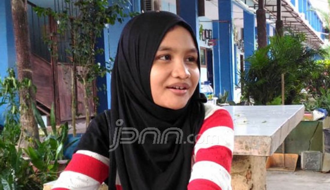Rahmi Adelina, siswa SMAN 3 Batam yang meraih nilai Ujian Nasional (UN) tertinggi se-Kepri. Akumulasi nilai enam mata pelajarannya mencapai 530. Foto: Wenny/Batam Pos/JPNN.com - JPNN.com
