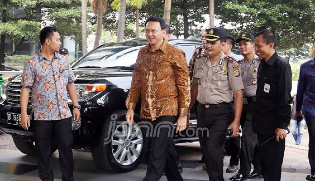 Gubernur DKI Jakarta Basuki Tjahaja Purnama (Ahok) menjalani pemeriksaan di gedung KPK, Jakarta, Selasa (10/5). Ahok menjadi saksi kasus dugaan suap pembahasan dua Raperda tentang Reklamasi Teluk Jakarta. Foto: Ricardo/JPNN.com - JPNN.com