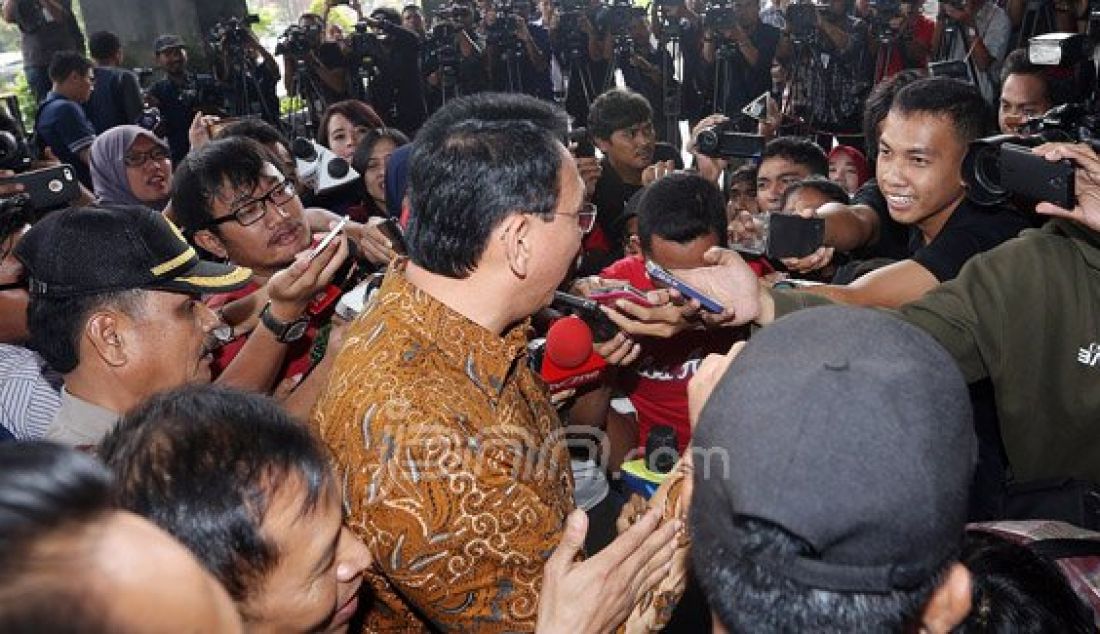 Gubernur DKI Jakarta Basuki Tjahaja Purnama (Ahok) menjalani pemeriksaan di gedung KPK, Jakarta, Selasa (10/5). Ahok menjadi saksi kasus dugaan suap pembahasan dua Raperda tentang Reklamasi Teluk Jakarta. Foto: Ricardo/JPNN.com - JPNN.com