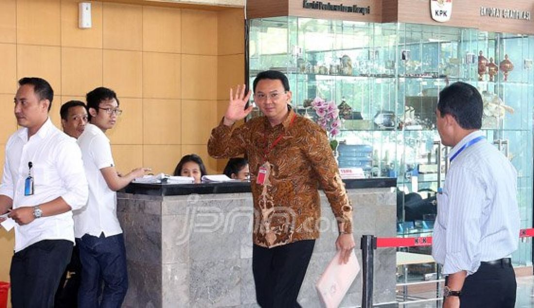 Gubernur DKI Jakarta Basuki Tjahaja Purnama (Ahok) menjalani pemeriksaan di gedung KPK, Jakarta, Selasa (10/5). Ahok menjadi saksi kasus dugaan suap pembahasan dua Raperda tentang Reklamasi Teluk Jakarta. Foto: Ricardo/JPNN.com - JPNN.com