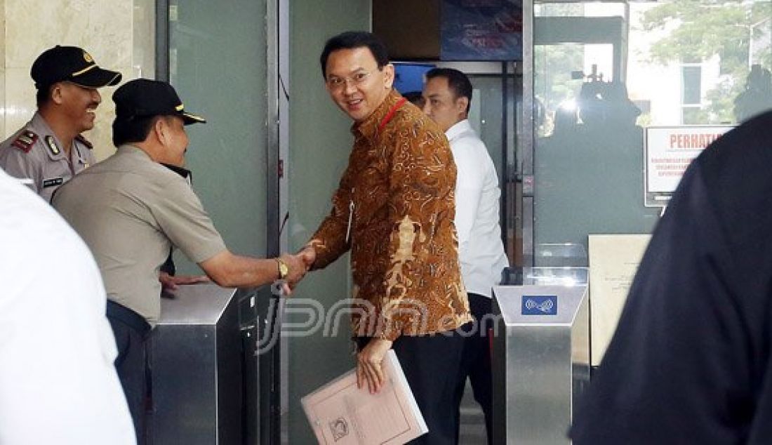 Gubernur DKI Jakarta Basuki Tjahaja Purnama (Ahok) menjalani pemeriksaan di gedung KPK, Jakarta, Selasa (10/5). Ahok menjadi saksi kasus dugaan suap pembahasan dua Raperda tentang Reklamasi Teluk Jakarta. Foto: Ricardo/JPNN.com - JPNN.com