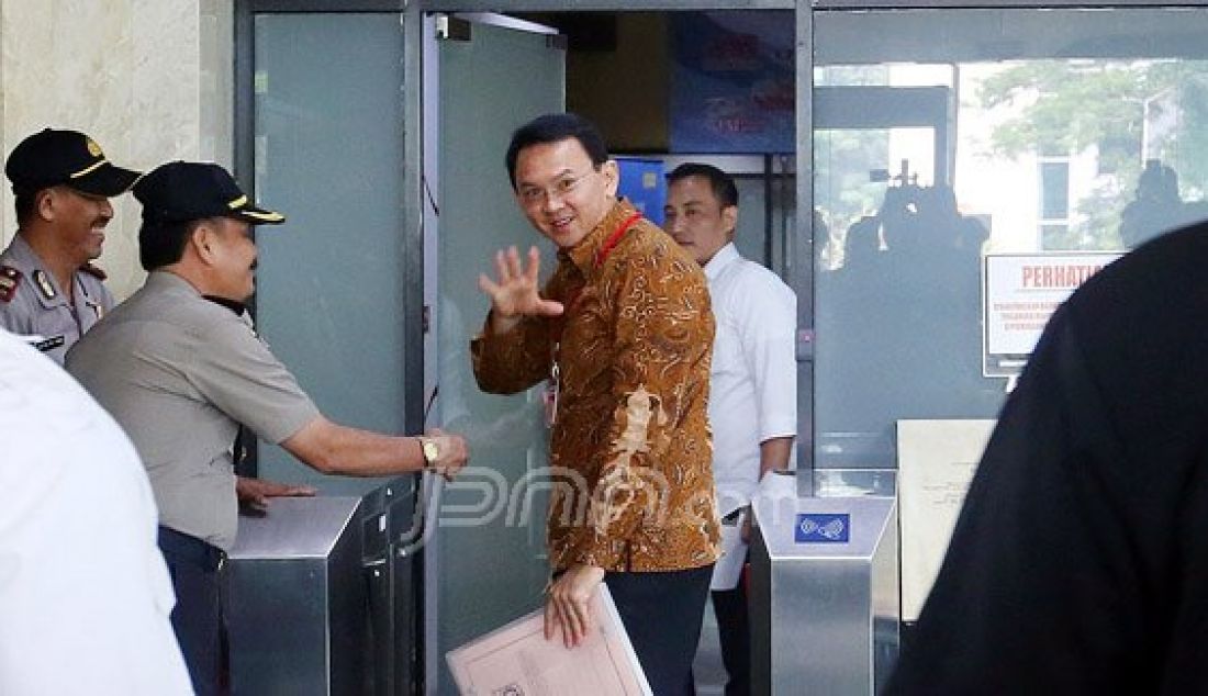 Gubernur DKI Jakarta Basuki Tjahaja Purnama (Ahok) menjalani pemeriksaan di gedung KPK, Jakarta, Selasa (10/5). Ahok menjadi saksi kasus dugaan suap pembahasan dua Raperda tentang Reklamasi Teluk Jakarta. Foto: Ricardo/JPNN.com - JPNN.com