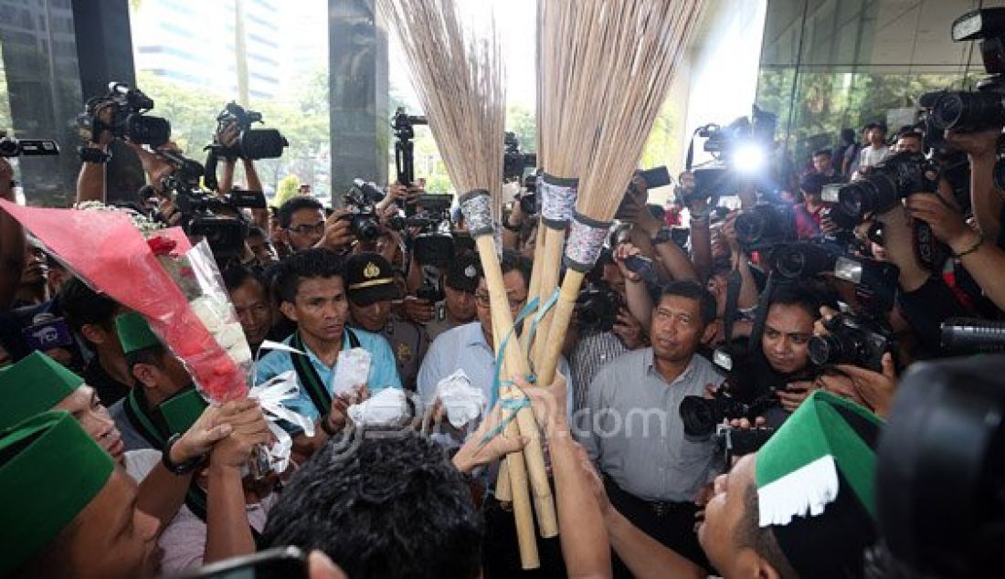 Himpunan Mahasiswa Islam (HMI) saat berdemo di depan gedung KPK, Jakarta, Selasa (10/5). HMI meminta Pimpinan KPK Saut Situmorang agar mundur dari jabatannya dan memberikan waktu 1 minggu kepada Saut. Foto: Ricardo/JPNN.com - JPNN.com