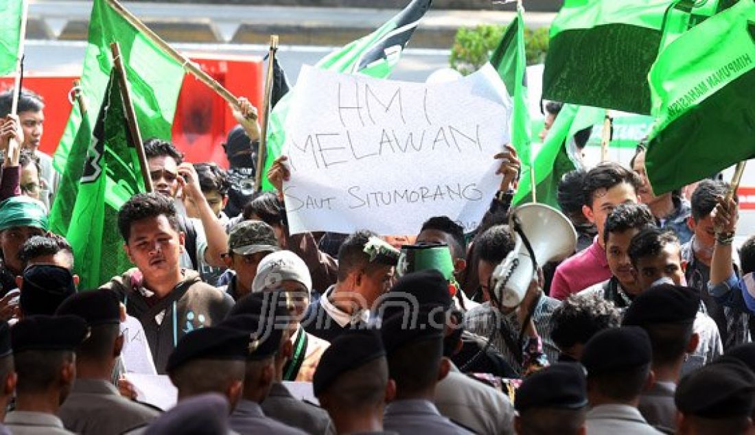 Himpunan Mahasiswa Islam (HMI) saat berdemo di depan gedung KPK, Jakarta, Selasa (10/5). HMI meminta Pimpinan KPK Saut Situmorang agar mundur dari jabatannya dan memberikan waktu 1 minggu kepada Saut. Foto: Ricardo/JPNN.com - JPNN.com