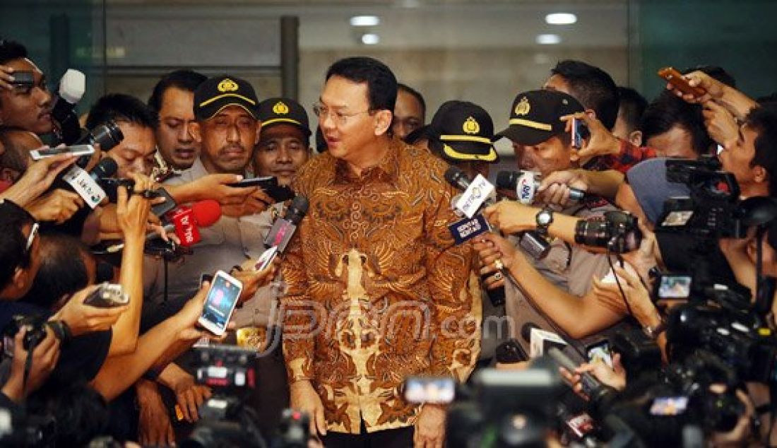 Gubernur DKI Jakarta Basuki Tjahaja Purnama (Ahok) usai menjalani pemeriksaan di gedung KPK, Jakarta, Selasa (10/5). Ahok diperiksa selama 8 jam 30 menit menjadi saksi kasus dugaan suap pembahasan dua Raperda tentang Reklamasi Teluk Jakarta. Foto : Ricardo/JPNN.com - JPNN.com