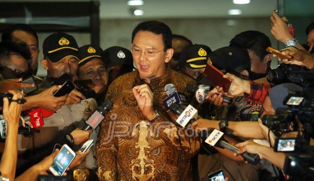 Gubernur DKI Jakarta Basuki Tjahaja Purnama (Ahok) usai menjalani pemeriksaan di gedung KPK, Jakarta, Selasa (10/5). Ahok diperiksa selama 8 jam 30 menit menjadi saksi kasus dugaan suap pembahasan dua Raperda tentang Reklamasi Teluk Jakarta. Foto : Ricardo/JPNN.com - JPNN.com