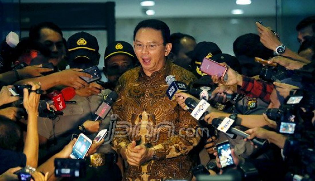 Gubernur DKI Jakarta Basuki Tjahaja Purnama (Ahok) usai menjalani pemeriksaan di gedung KPK, Jakarta, Selasa (10/5). Ahok diperiksa selama 8 jam 30 menit menjadi saksi kasus dugaan suap pembahasan dua Raperda tentang Reklamasi Teluk Jakarta. Foto : Ricardo/JPNN.com - JPNN.com