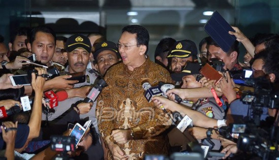 Gubernur DKI Jakarta Basuki Tjahaja Purnama (Ahok) usai menjalani pemeriksaan di gedung KPK, Jakarta, Selasa (10/5). Ahok diperiksa selama 8 jam 30 menit menjadi saksi kasus dugaan suap pembahasan dua Raperda tentang Reklamasi Teluk Jakarta. Foto : Ricardo/JPNN.com - JPNN.com