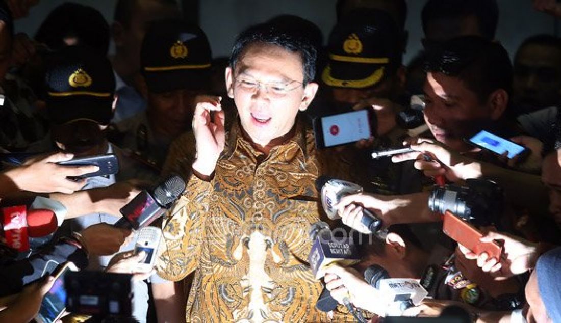 Gubernur DKI Jakarta Basuki Tjahaja Purnama (Ahok) usai menjalani pemeriksaan di gedung KPK, Jakarta, Selasa (10/5). Ahok diperiksa selama 8 jam 30 menit menjadi saksi kasus dugaan suap pembahasan dua Raperda tentang Reklamasi Teluk Jakarta. Foto : Ricardo/JPNN.com - JPNN.com