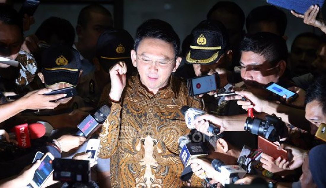 Gubernur DKI Jakarta Basuki Tjahaja Purnama (Ahok) usai menjalani pemeriksaan di gedung KPK, Jakarta, Selasa (10/5). Ahok diperiksa selama 8 jam 30 menit menjadi saksi kasus dugaan suap pembahasan dua Raperda tentang Reklamasi Teluk Jakarta. Foto : Ricardo/JPNN.com - JPNN.com