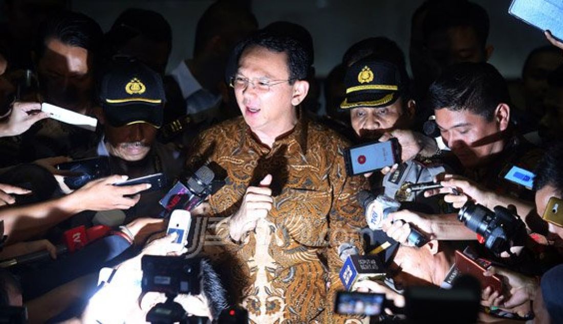 Gubernur DKI Jakarta Basuki Tjahaja Purnama (Ahok) usai menjalani pemeriksaan di gedung KPK, Jakarta, Selasa (10/5). Ahok diperiksa selama 8 jam 30 menit menjadi saksi kasus dugaan suap pembahasan dua Raperda tentang Reklamasi Teluk Jakarta. Foto : Ricardo/JPNN.com - JPNN.com