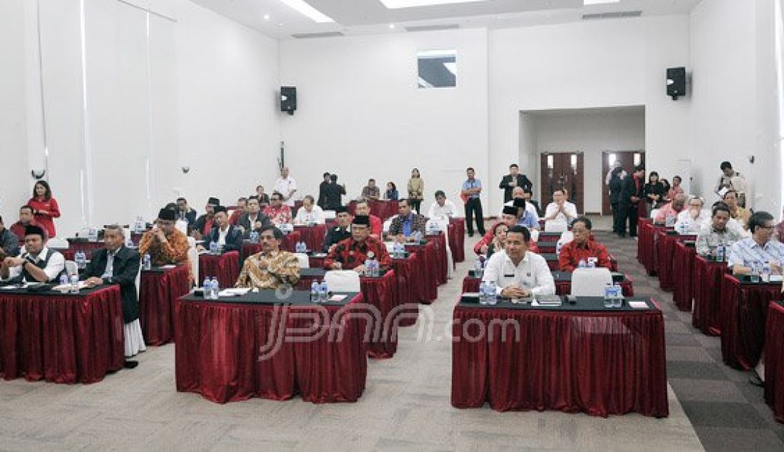 Sejumlah bakal calon gubernur (bacagub) DKI Jakarta dari PDI Perjuangan mengikuti uji kelayakan dan kepatutan di kantor DPP PDIP, Jakarta, Rabu (11/5). Sebanyak 34 peserta mengikuti tes uji yang diadakan oleh PDIP tersebut. Foto: Ricardo/JPNN.com - JPNN.com