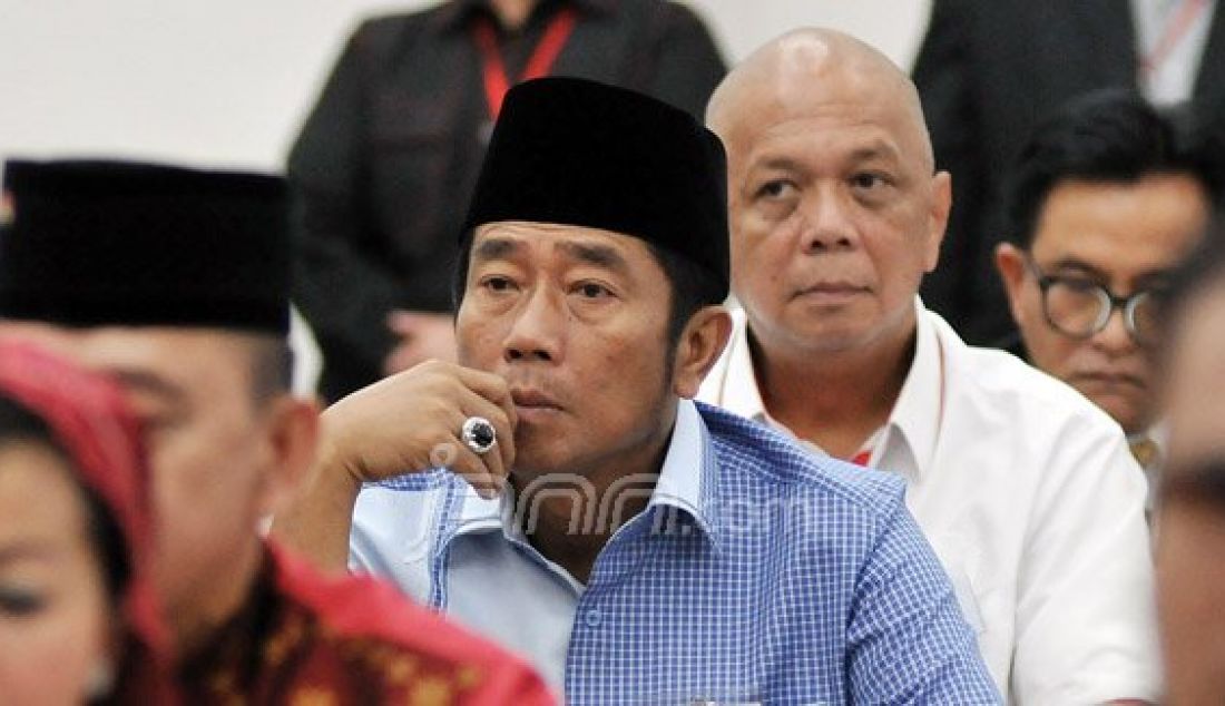 Bakal calon gubernur (bacagub) DKI Jakarta dari PDI Perjuangan Abraham Lunggana mengikuti fit and proper test di kantor DPP PDIP, Jakarta, Rabu (11/5). Sebanyak 34 bakal calon gubernur yang terdaftar mengikuti tes uji yang diadakan oleh PDIP tersebut. Foto: Ricardo/JPNN.com - JPNN.com