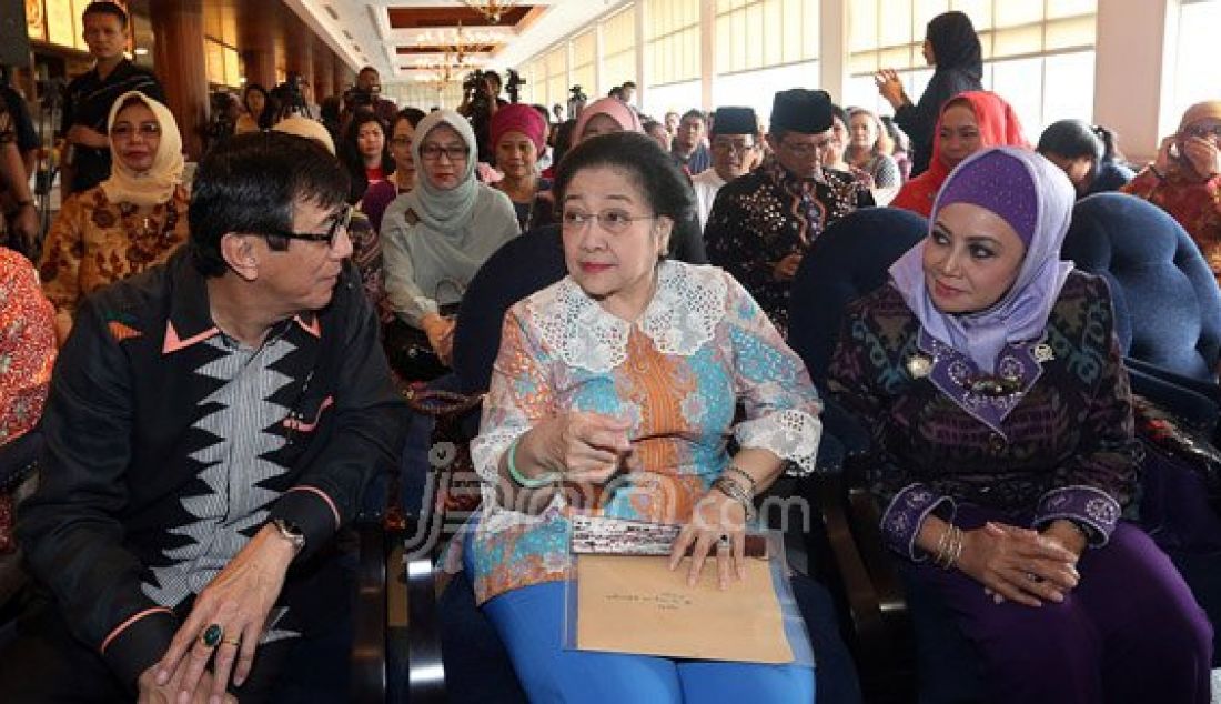 (Kiri) Menteri Hukum dan HAM Yasonna Laoly, Presiden ke 5 RI Megawati Soekarnoputri dan Anggota DPR Fraksi Partai Demokrat Melani Leimena Suharli saat menghadiri acara Indonesia Melawan Kejahatan Seksual di Jakarta, Kamis (12/5). Foto: Ricardo/JPNN.com - JPNN.com