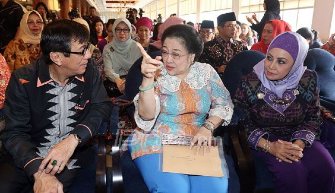 (Kiri) Menteri Hukum dan HAM Yasonna Laoly, Presiden ke 5 RI Megawati Soekarnoputri dan Anggota DPR Fraksi Partai Demokrat Melani Leimena Suharli saat menghadiri acara Indonesia Melawan Kejahatan Seksual di Jakarta, Kamis (12/5). Foto: Ricardo/JPNN.com - JPNN.com