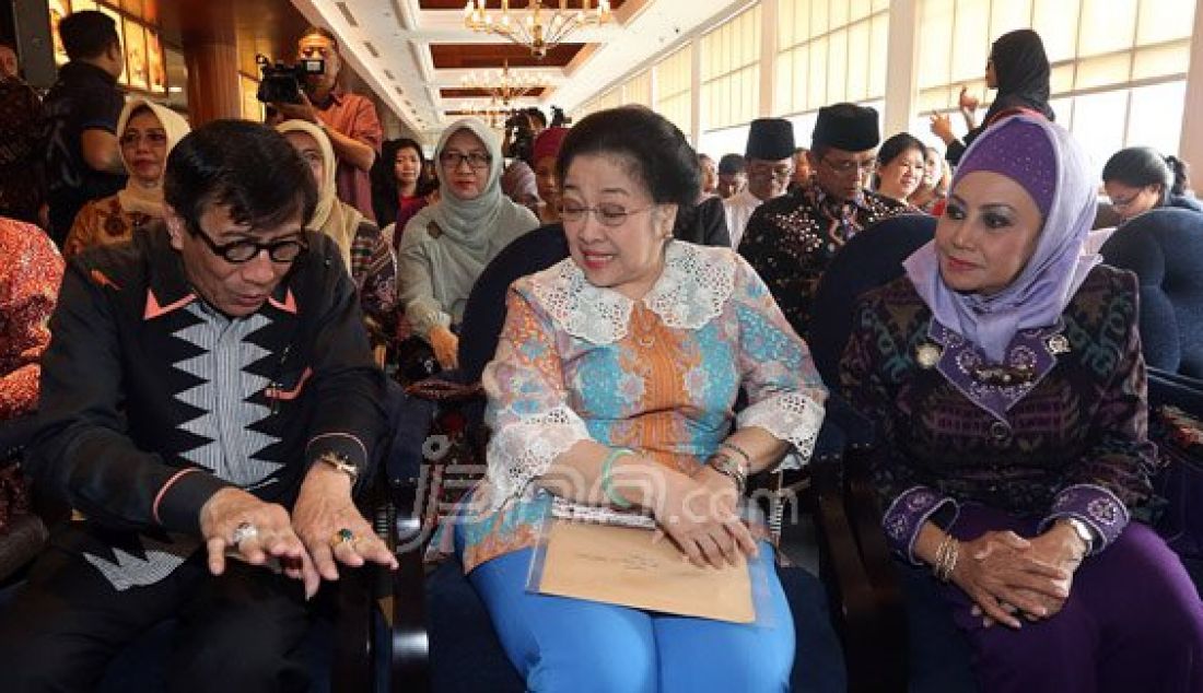 (Kiri) Menteri Hukum dan HAM Yasonna Laoly, Presiden ke 5 RI Megawati Soekarnoputri dan Anggota DPR Fraksi Partai Demokrat Melani Leimena Suharli saat menghadiri acara Indonesia Melawan Kejahatan Seksual di Jakarta, Kamis (12/5). Foto: Ricardo/JPNN.com - JPNN.com