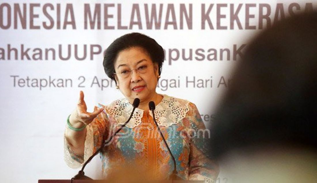 Presiden ke 5 RI Megawati Soekarnoputri saat berbicara pada acara Indonesia Melawan Kejahatan Seksual di Jakarta, Kamis (12/5). Foto: Ricardo/JPNN.com - JPNN.com