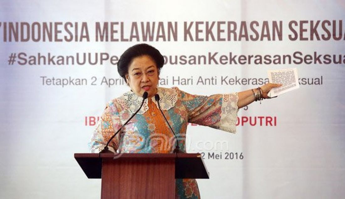 Presiden ke 5 RI Megawati Soekarnoputri saat berbicara pada acara Indonesia Melawan Kejahatan Seksual di Jakarta, Kamis (12/5). Foto: Ricardo/JPNN.com - JPNN.com