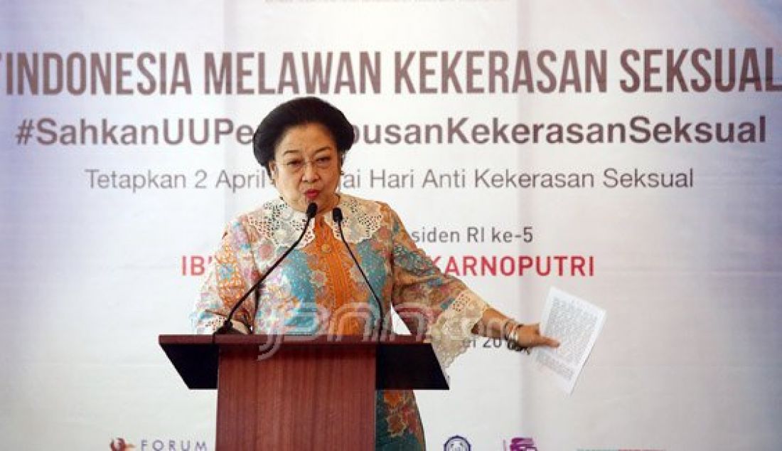 Presiden ke 5 RI Megawati Soekarnoputri saat berbicara pada acara Indonesia Melawan Kejahatan Seksual di Jakarta, Kamis (12/5). Foto: Ricardo/JPNN.com - JPNN.com