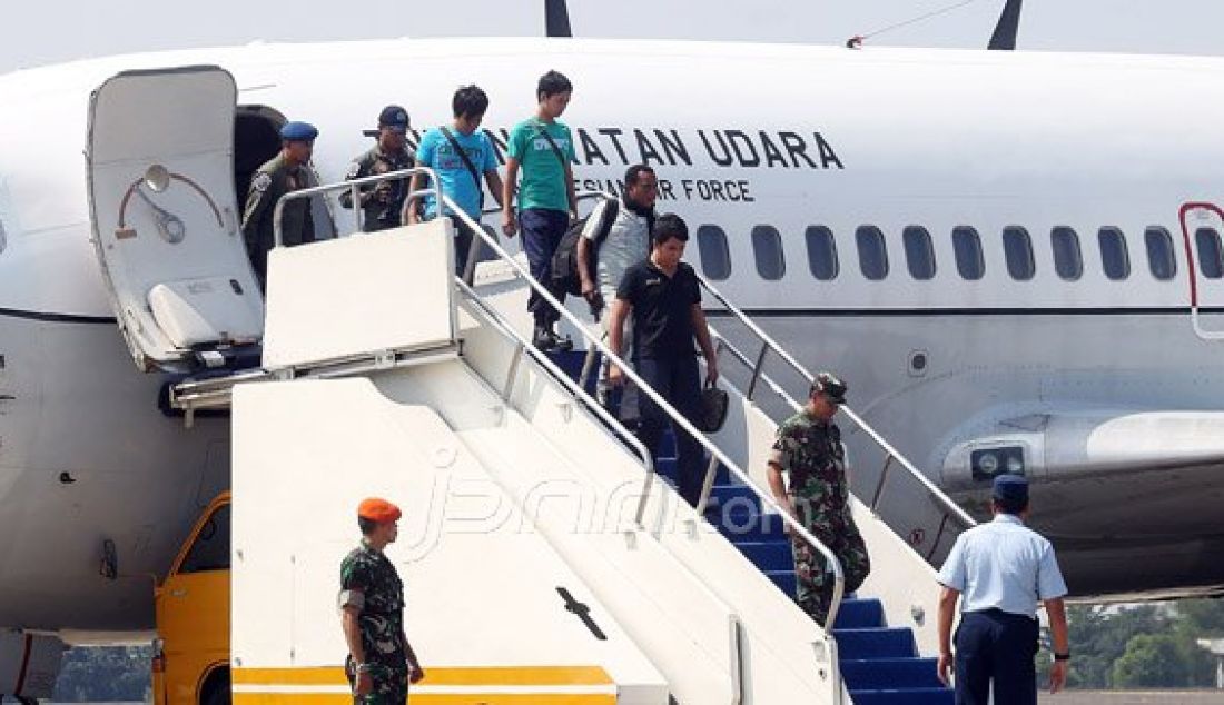 Menteri Luar Negeri Menlu Retno Marsudi bersama Panglima TNI Jenderal Gatot Nurmantyo saat menyambut kedatangan 4 WNI yang disandera Abu Sayaff di Lanud Halim Perdana Kusuma, Jakarta, Jumat (13/5). Foto: Ricardo/JPNN.com - JPNN.com