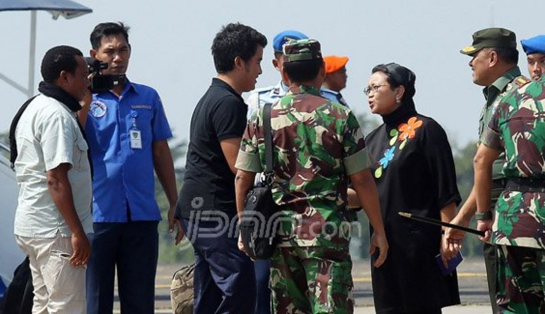 Menteri Luar Negeri Menlu Retno Marsudi bersama Panglima TNI Jenderal Gatot Nurmantyo saat menyambut kedatangan 4 WNI yang disandera Abu Sayaff di Lanud Halim Perdana Kusuma, Jakarta, Jumat (13/5). Foto: Ricardo/JPNN.com - JPNN.com