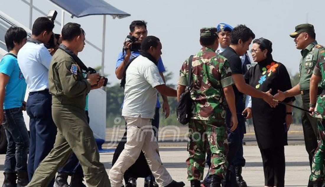 Menteri Luar Negeri Menlu Retno Marsudi bersama Panglima TNI Jenderal Gatot Nurmantyo saat menyambut kedatangan 4 WNI yang disandera Abu Sayaff di Lanud Halim Perdana Kusuma, Jakarta, Jumat (13/5). Foto: Ricardo/JPNN.com - JPNN.com