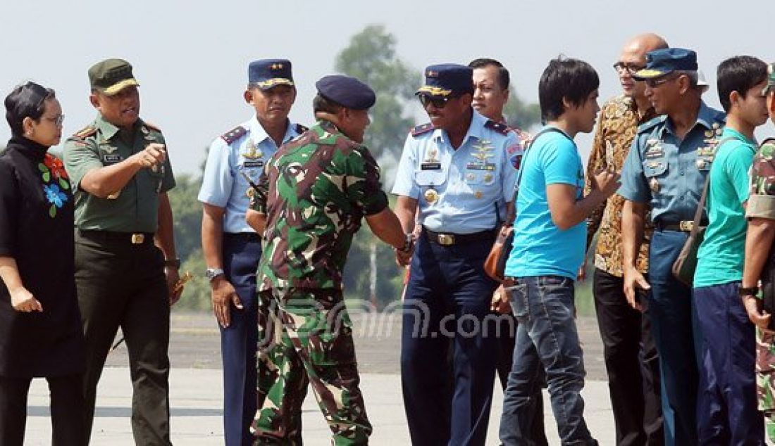 Menteri Luar Negeri Menlu Retno Marsudi bersama Panglima TNI Jenderal Gatot Nurmantyo saat menyambut kedatangan 4 WNI yang disandera Abu Sayaff di Lanud Halim Perdana Kusuma, Jakarta, Jumat (13/5). Foto: Ricardo/JPNN.com - JPNN.com