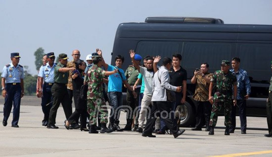 Menteri Luar Negeri Menlu Retno Marsudi bersama Panglima TNI Jenderal Gatot Nurmantyo saat menyambut kedatangan 4 WNI yang disandera Abu Sayaff di Lanud Halim Perdana Kusuma, Jakarta, Jumat (13/5). Foto: Ricardo/JPNN.com - JPNN.com