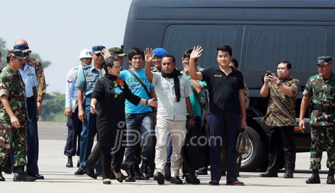 Menteri Luar Negeri Menlu Retno Marsudi bersama Panglima TNI Jenderal Gatot Nurmantyo saat menyambut kedatangan 4 WNI yang disandera Abu Sayaff di Lanud Halim Perdana Kusuma, Jakarta, Jumat (13/5). Foto: Ricardo/JPNN.com - JPNN.com