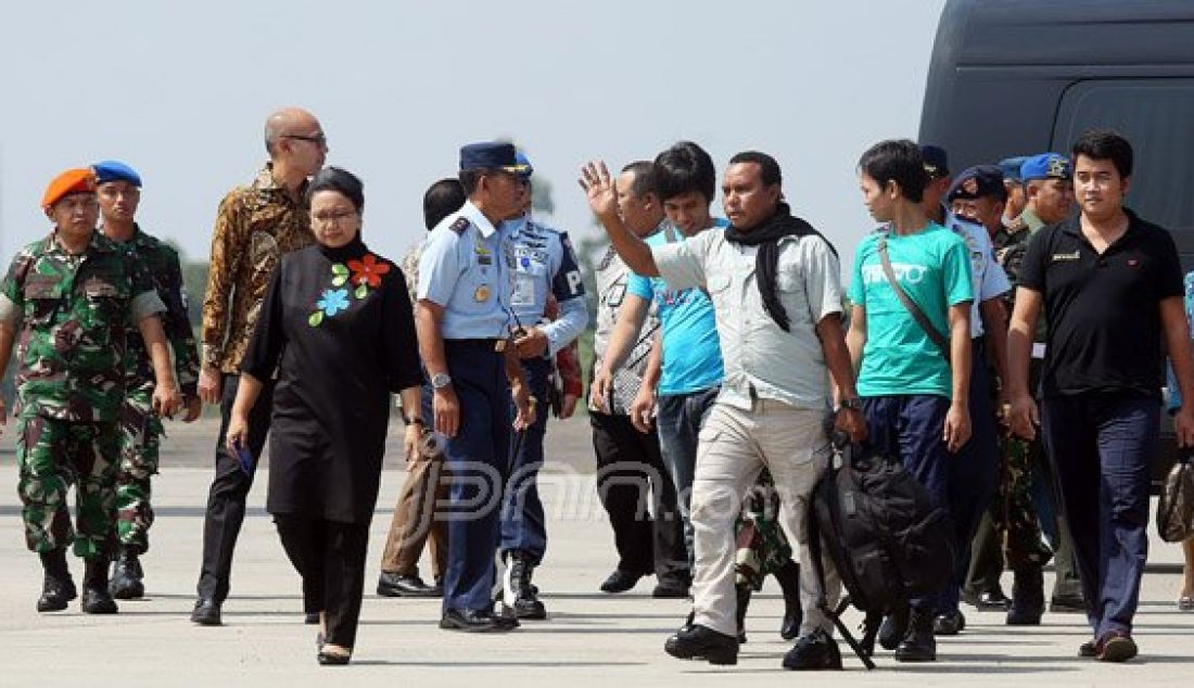 Menteri Luar Negeri Menlu Retno Marsudi bersama Panglima TNI Jenderal Gatot Nurmantyo saat menyambut kedatangan 4 WNI yang disandera Abu Sayaff di Lanud Halim Perdana Kusuma, Jakarta, Jumat (13/5). Foto: Ricardo/JPNN.com - JPNN.com