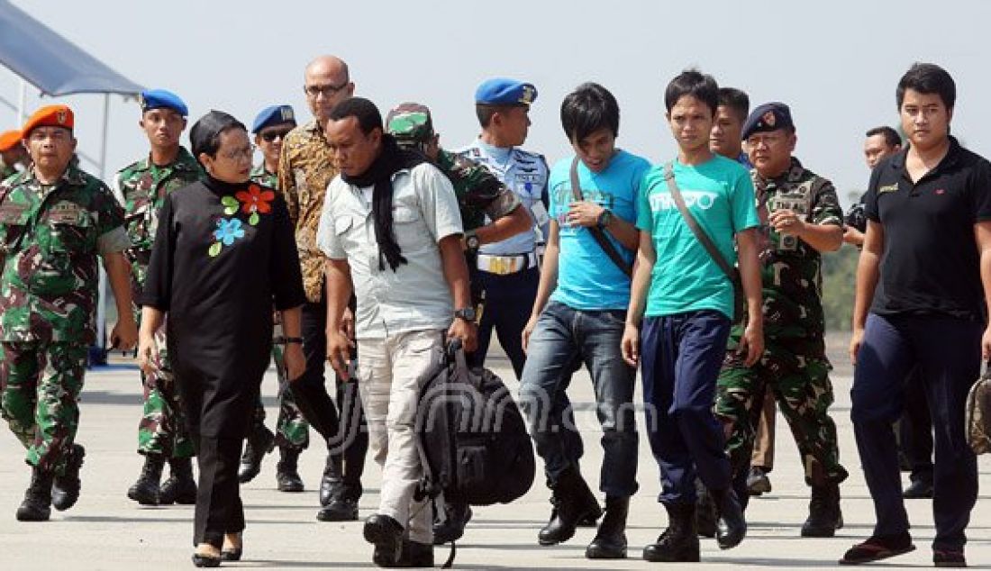 Menteri Luar Negeri Menlu Retno Marsudi bersama Panglima TNI Jenderal Gatot Nurmantyo saat menyambut kedatangan 4 WNI yang disandera Abu Sayaff di Lanud Halim Perdana Kusuma, Jakarta, Jumat (13/5). Foto: Ricardo/JPNN.com - JPNN.com