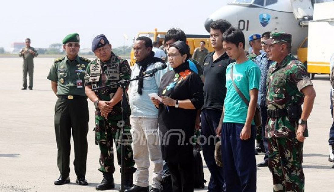 Menteri Luar Negeri Menlu Retno Marsudi bersama Panglima TNI Jenderal Gatot Nurmantyo saat menyambut kedatangan 4 WNI yang disandera Abu Sayaff di Lanud Halim Perdana Kusuma, Jakarta, Jumat (13/5). Foto: Ricardo/JPNN.com - JPNN.com