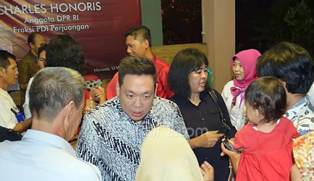 Anggota Komisi I DPR RI Fraksi PDIP Charles Honoris berbincang dengan warga saat mengisi waktu reses ke Dapil di Rusun Marunda, Jakarta Utara, Jumat (13/5). Silaturahmi tersebut untuk tatap muka dan menyerap aspirasi warga mengenai permasalahan Jakarta. Foto: Ricardo/JPNN.com - JPNN.com